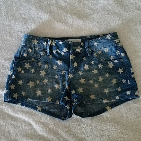 5th Culture Pants - 5th Culture denim short with stars - Size 1 5th Culture Pants - 5th Culture denim short with stars - Size 1